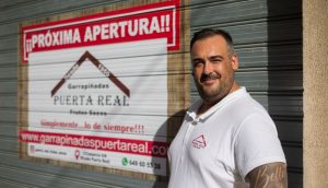 El "gourmet del fruto seco" en Jerez: las afamadas garrapiñadas de la Puerta Real tendrán una 'sucursal' 3 Carrascosa, orgulloso, ante lo que será su nuevo negocio. MANU GARCÍA