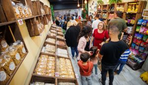El quiosco de la Puerta Real abre un 'gourmet del fruto seco' en Jerez: vuelve el aroma de las garrapiñadas 3 la voz del sur tienda 2 - Garrapiñadas y frutos secos de Jerez